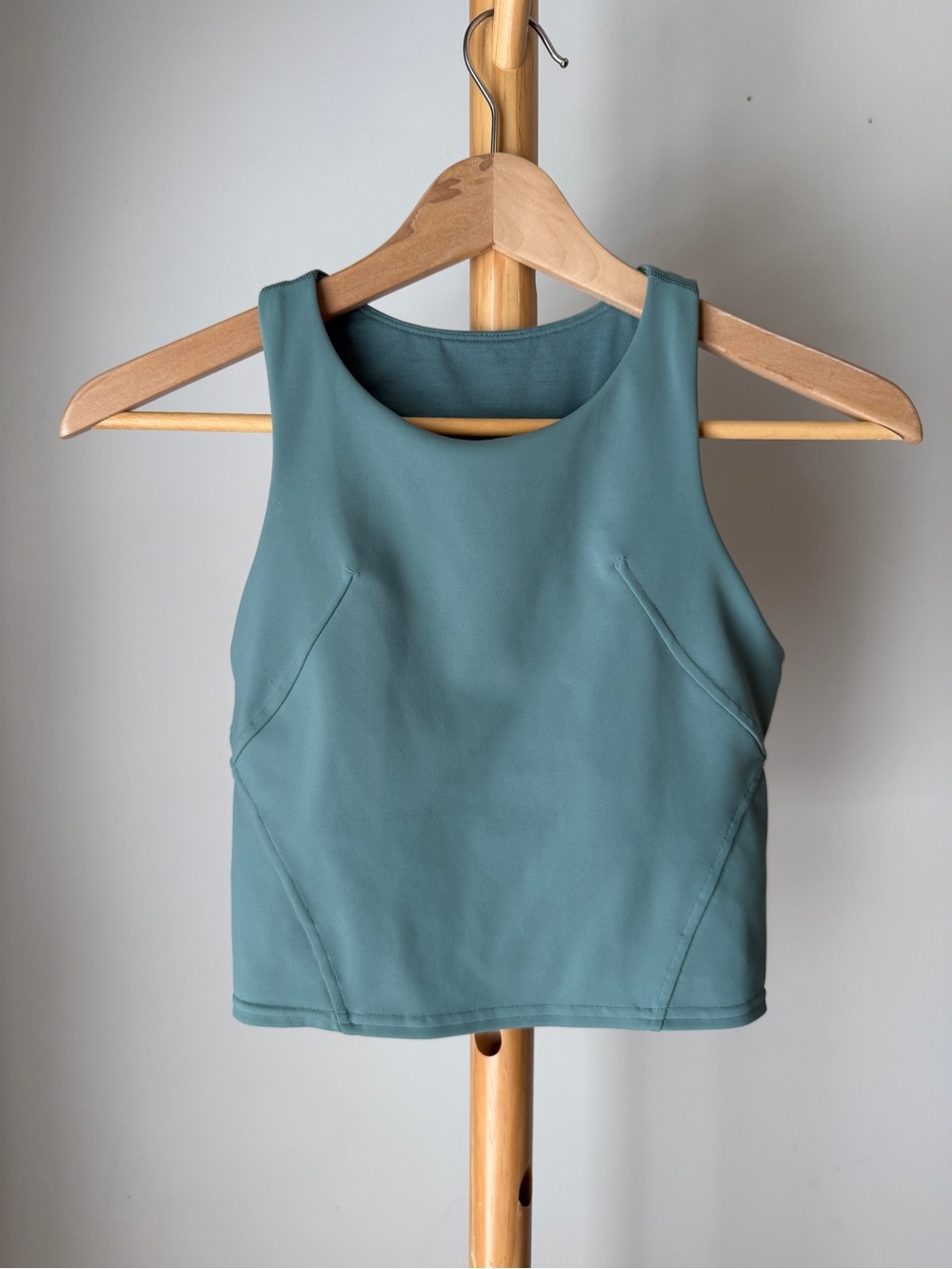 Lululemon invigorate Tank Top Size 4 Green Everluxe Built in Bra Athletic Shirt